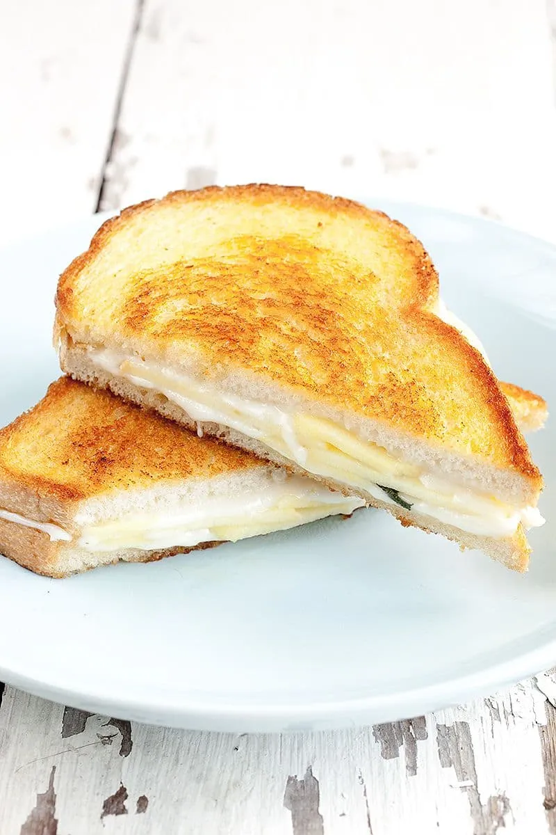 Tosti met geitenkaas, appel en salie