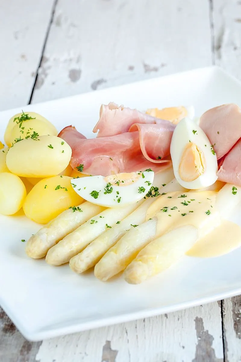 Witte asperges met Hollandaisesaus