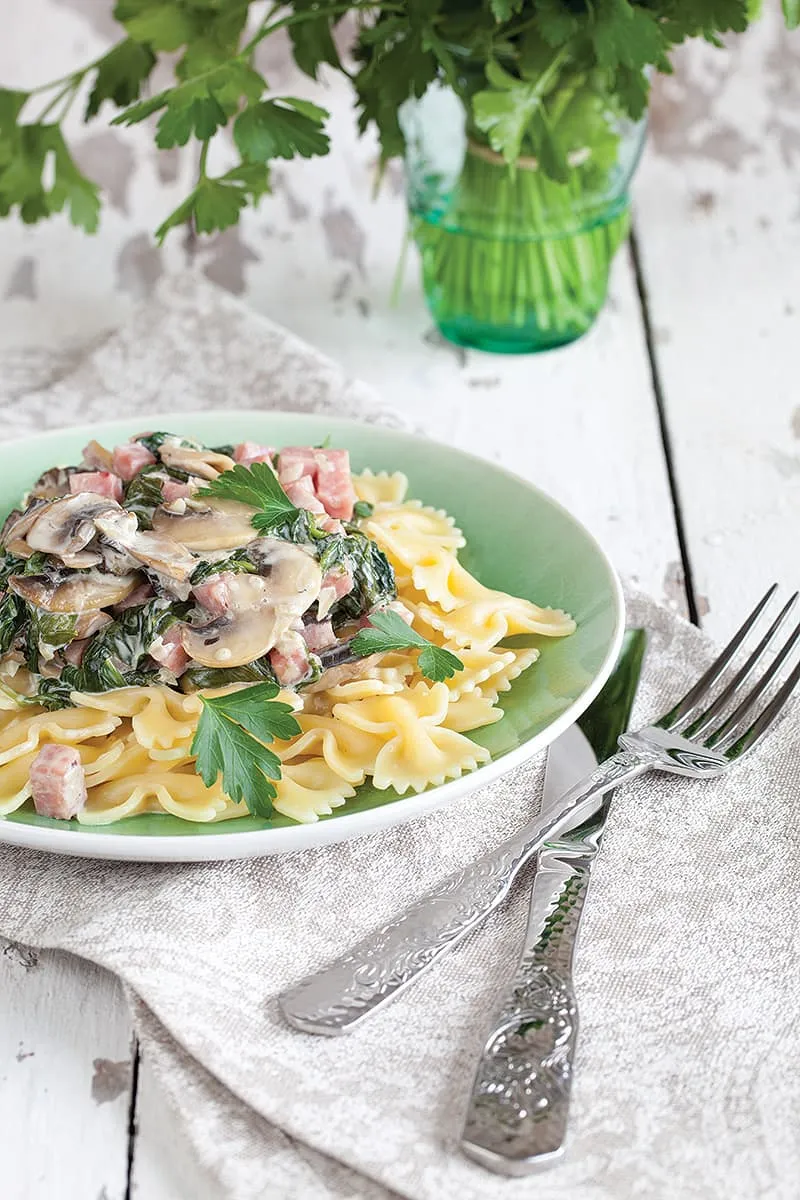 Farfalle met ham, champignons en spinazie