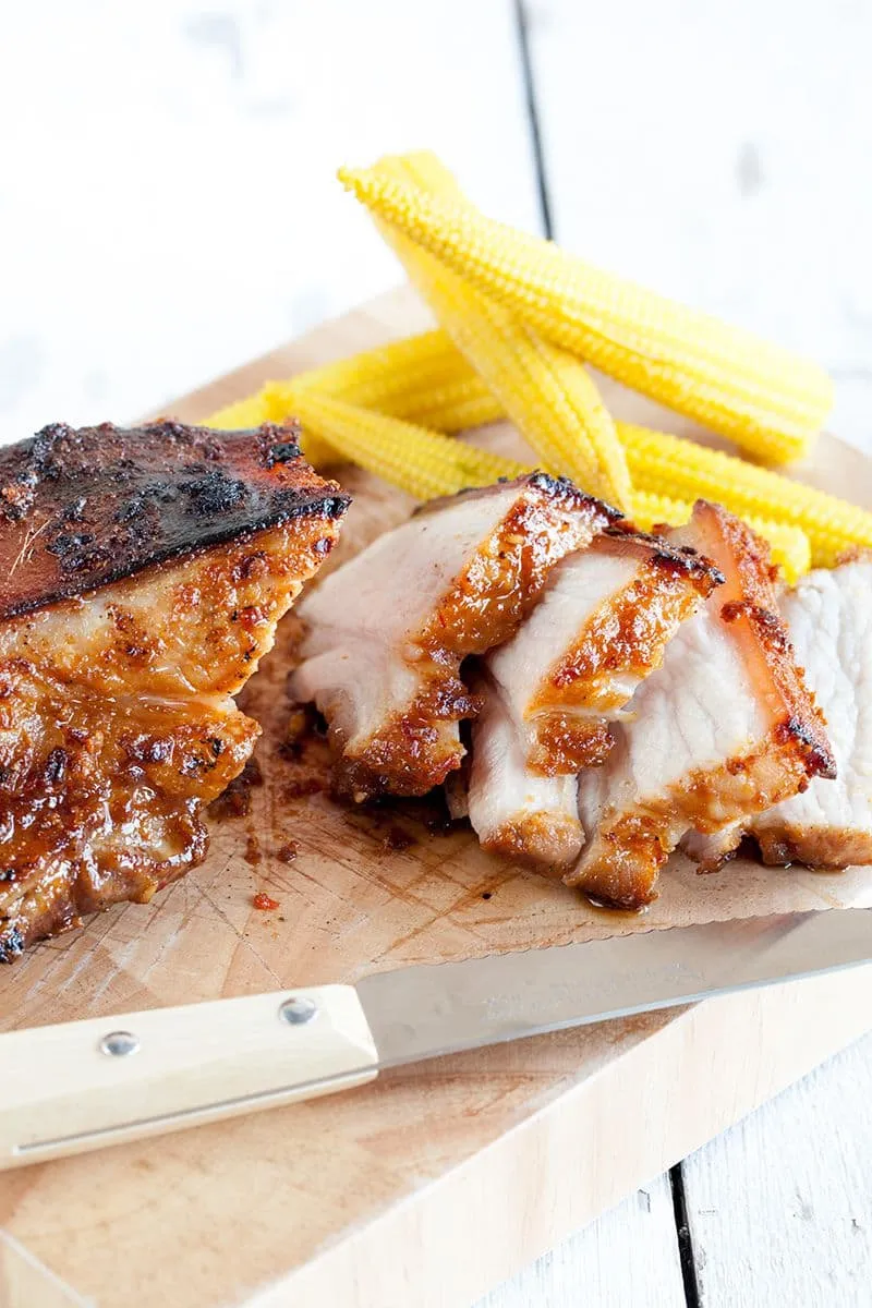 Langzaam gegaard buikspek in pindakaas marinade