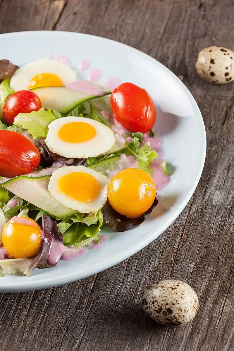 Salade met kwartelei