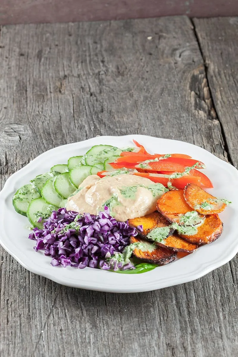 Gebakken zoete aardappelsalade met hummus