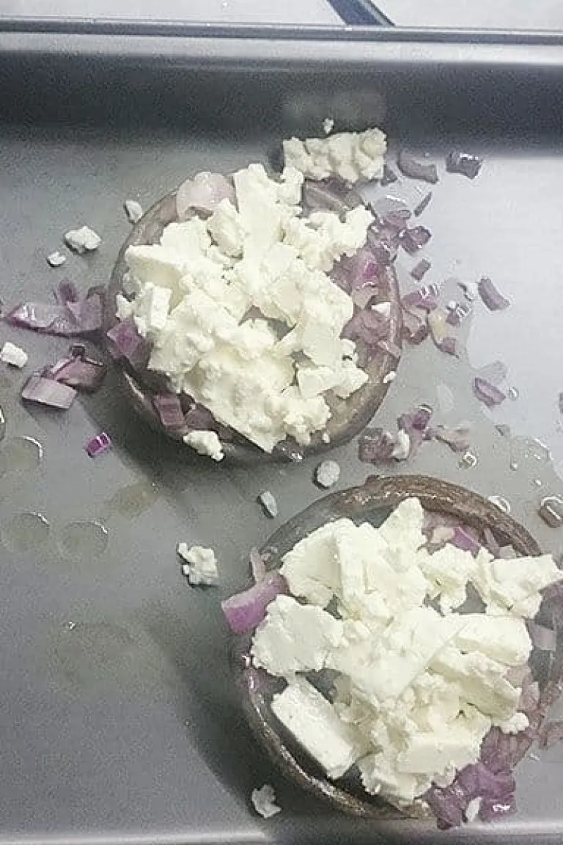 Gevulde champignons op bakplaat