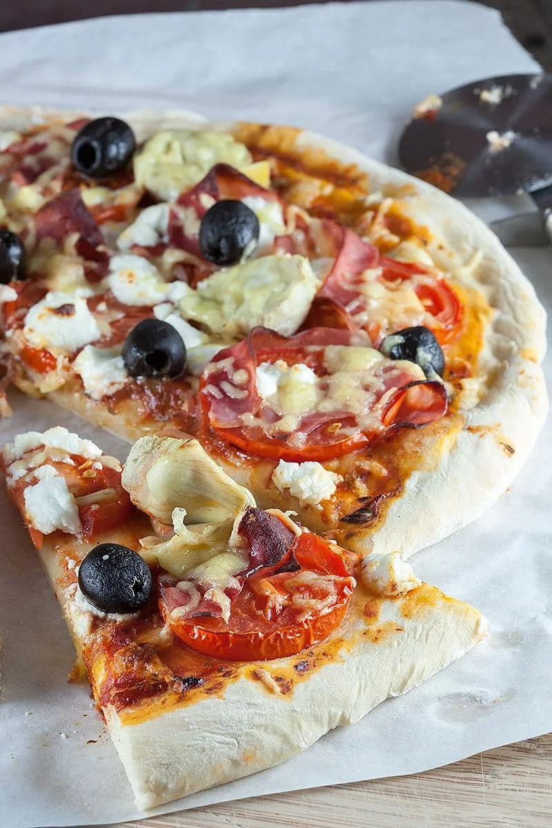 Pizza met tomaat en geitenkaas