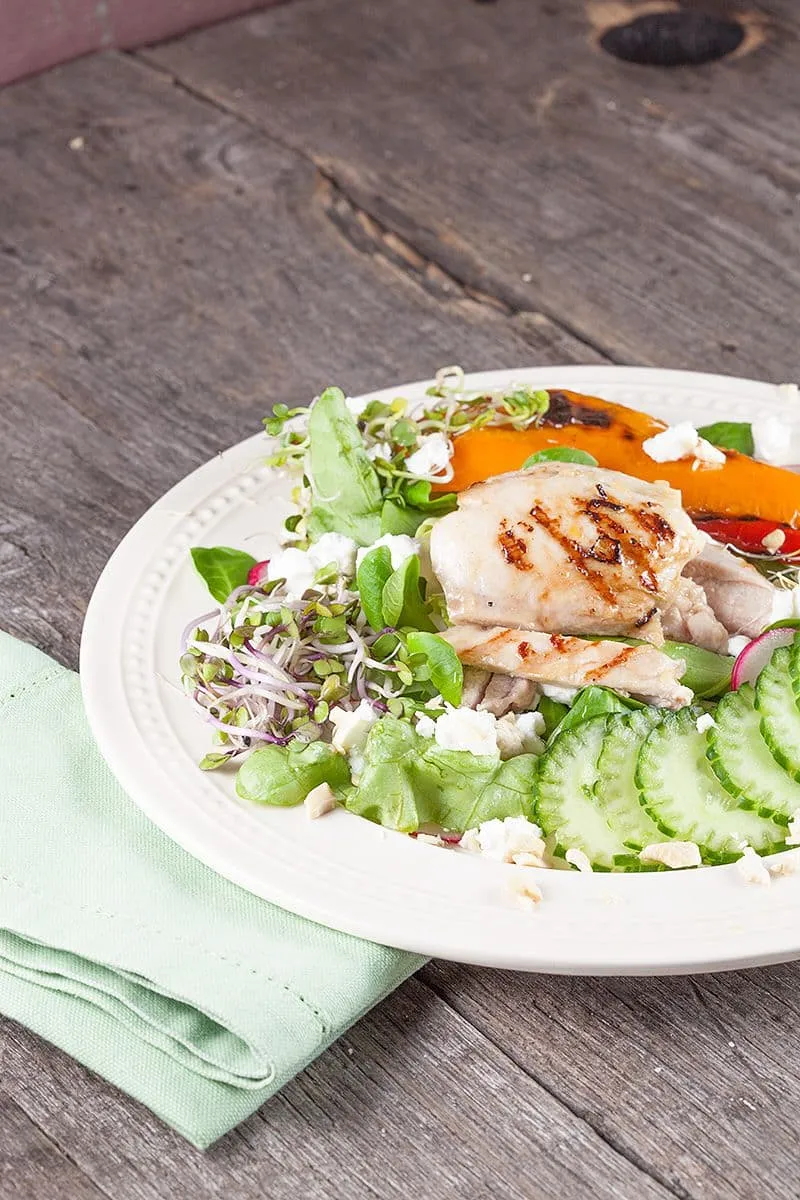 Salade van botersla met kippendijen