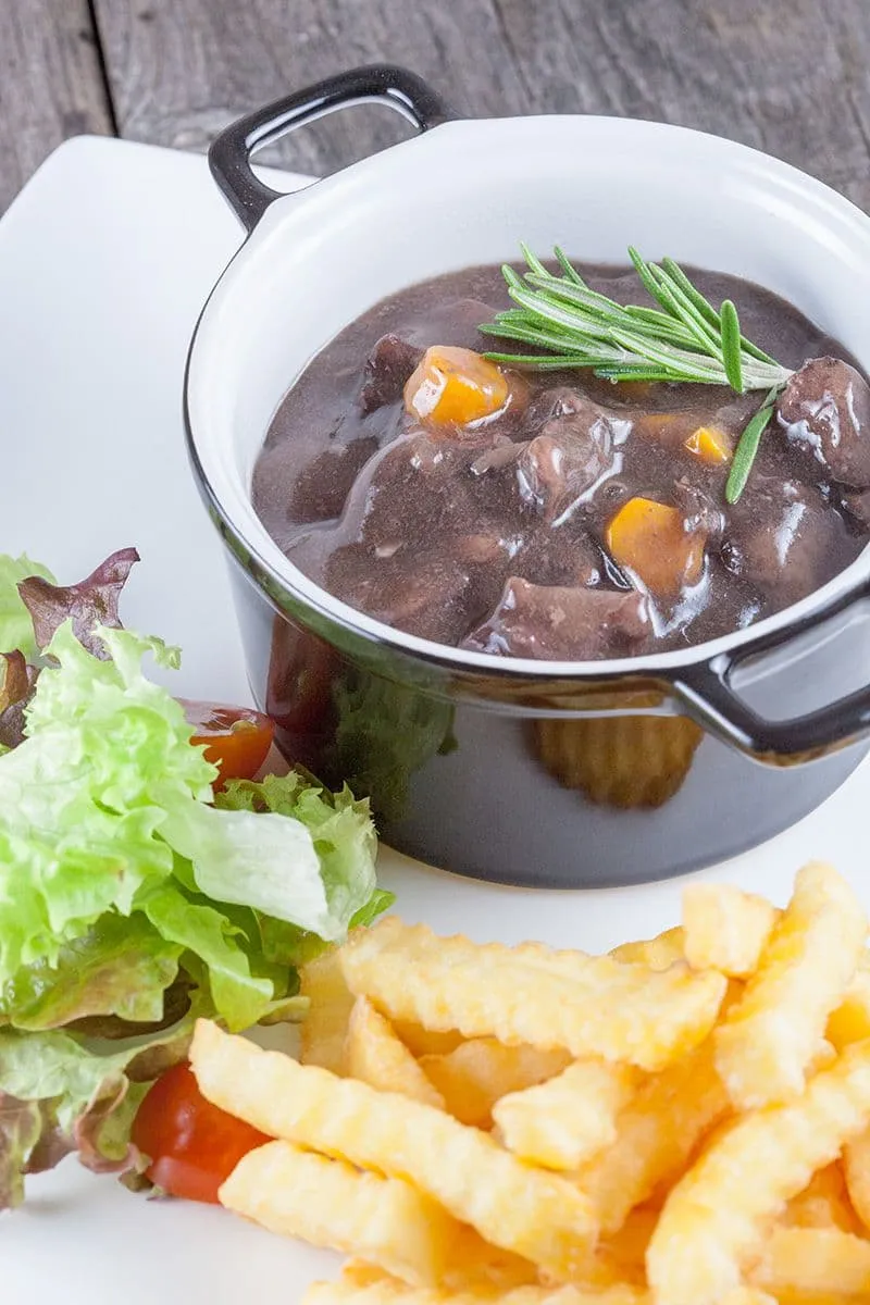 Stoofpot van wild zwijn