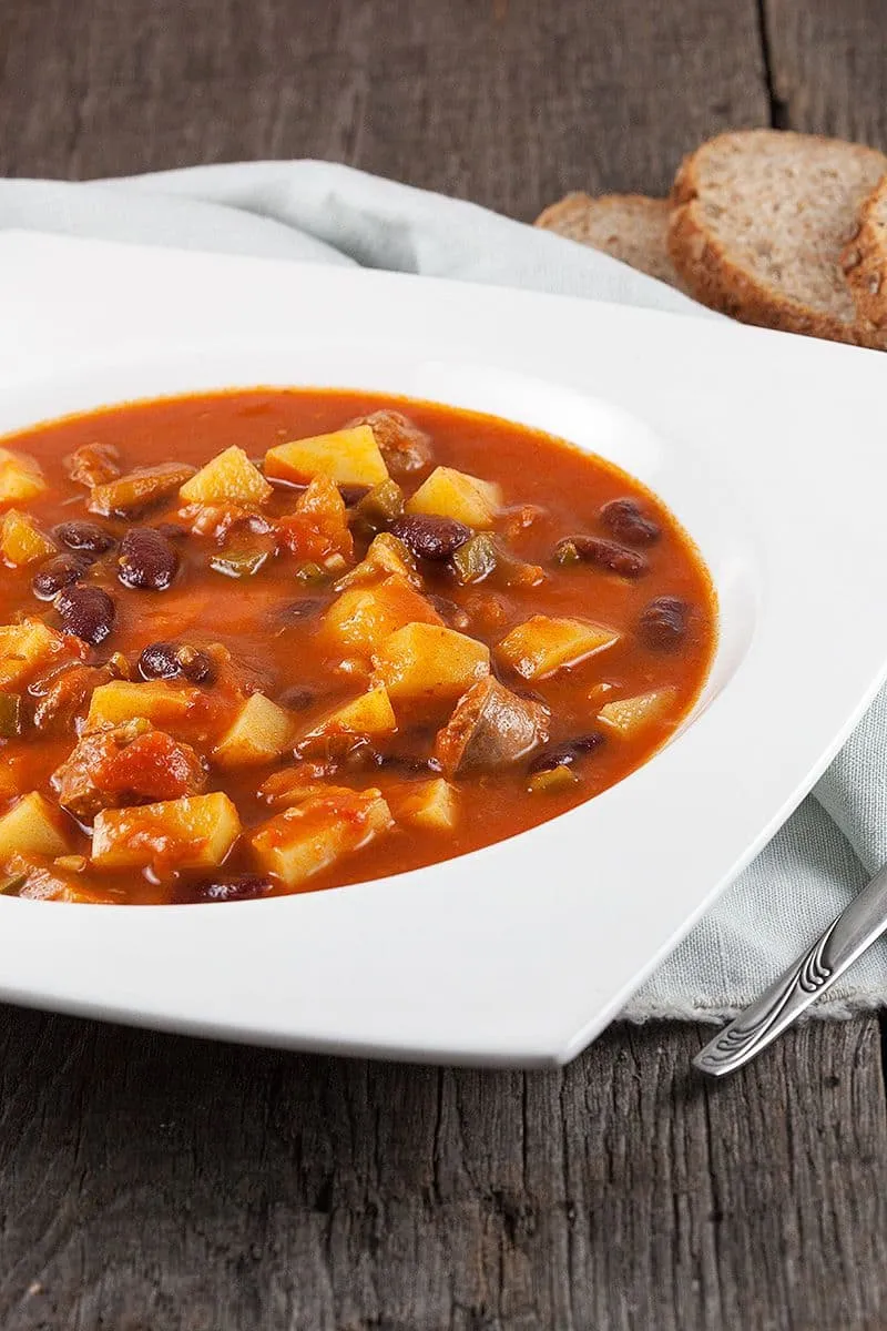 Stevige groentesoep met bonen en worst