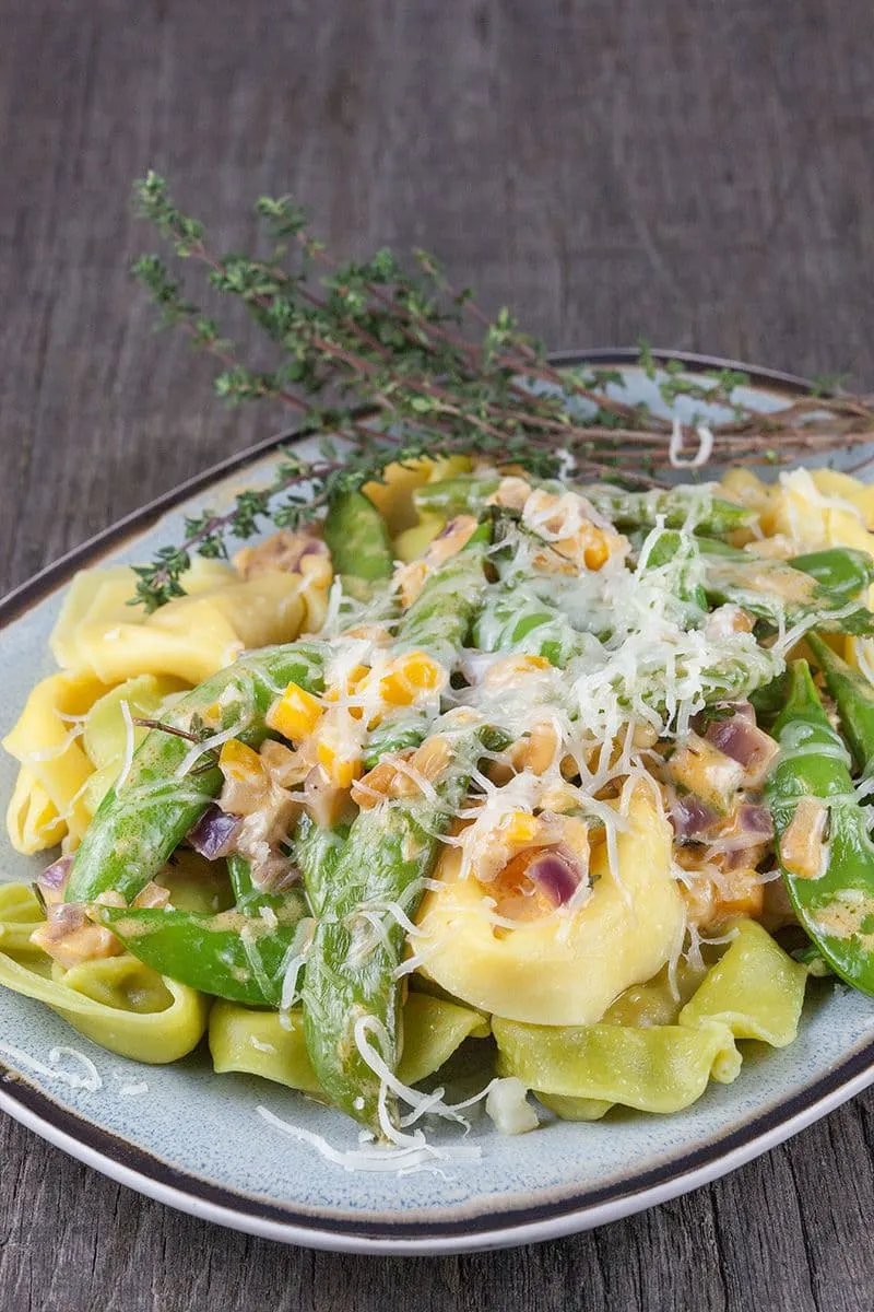 Twee kleuren tortellini met manchego en peultjes