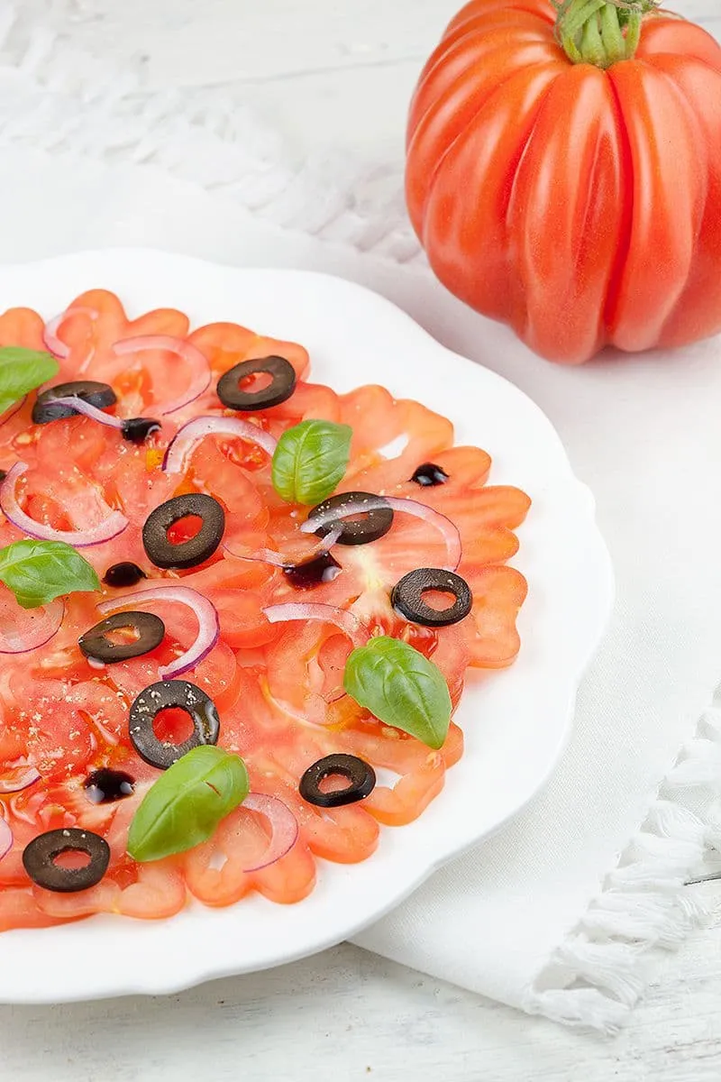Coeur de boeuf tomaten carpaccio met zwarte olijven