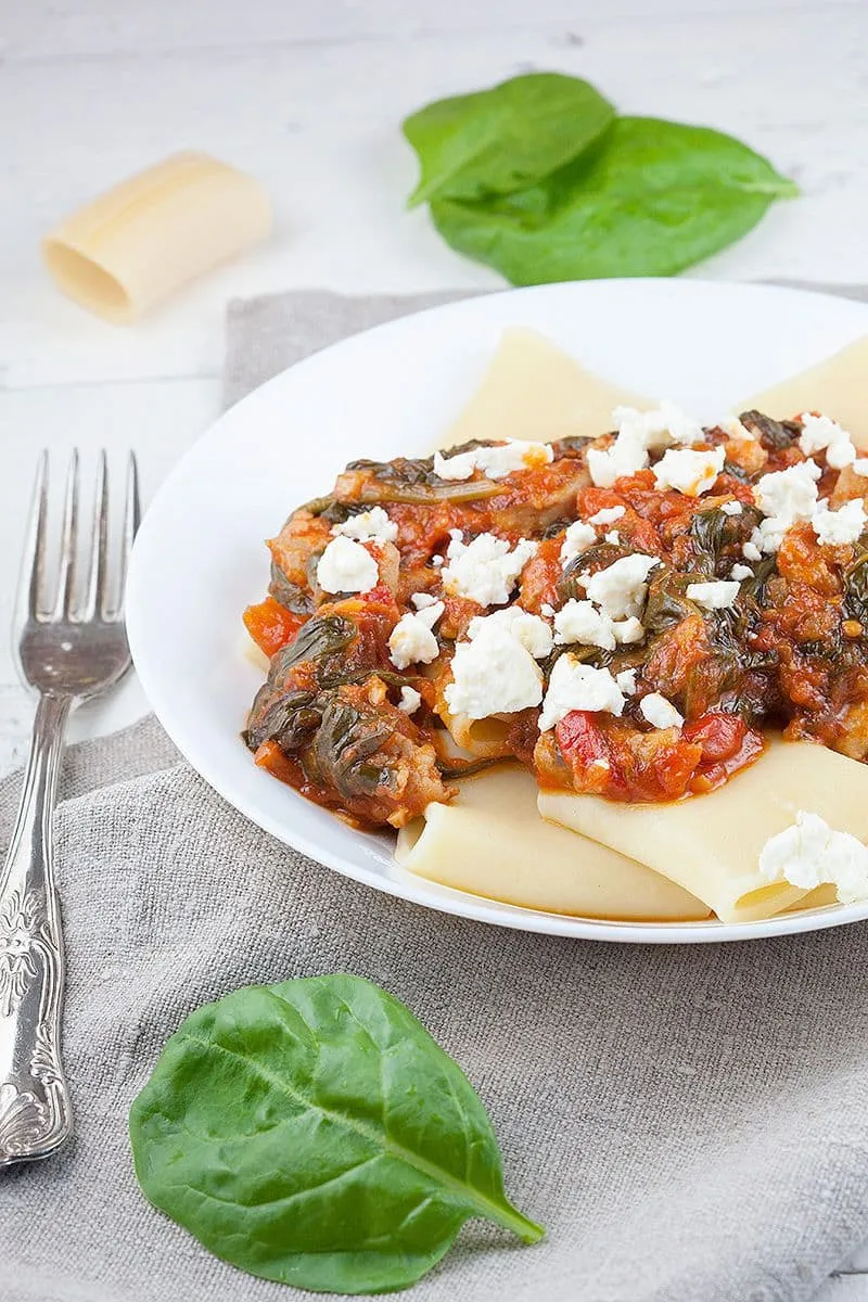 Pasta met saucijs, tomaten en spinazie