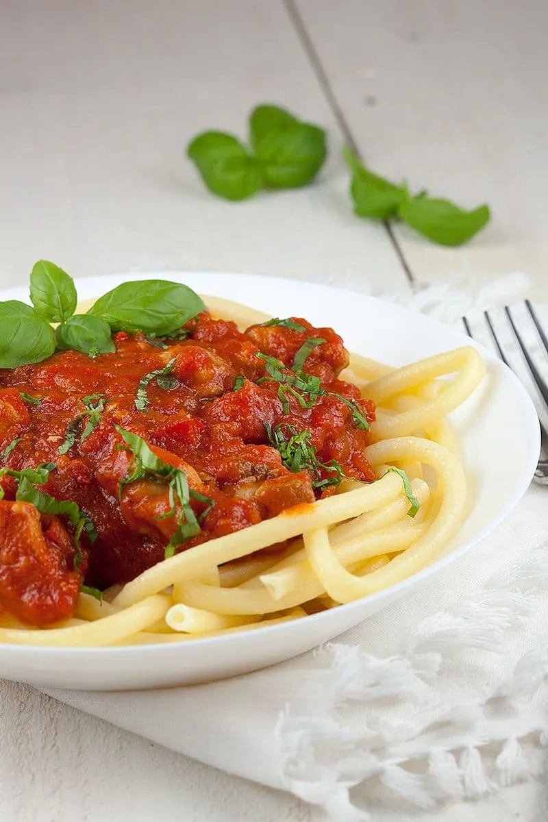 Pittige kippendijen tomaten pasta