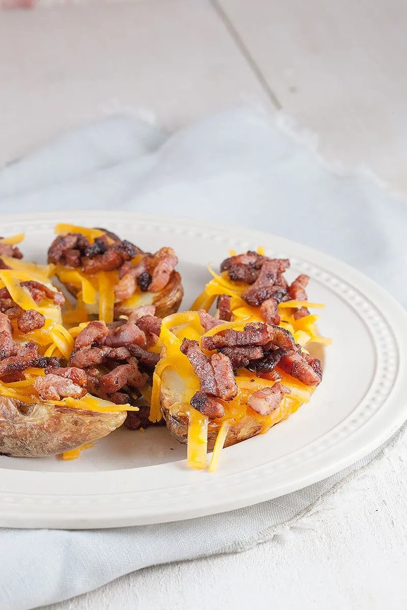 Potato skins met cheddar van de barbecue