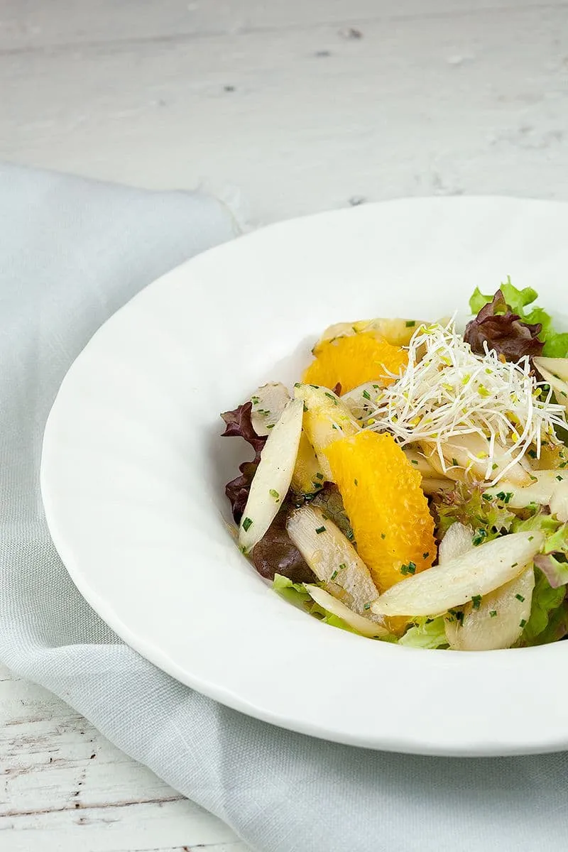 Roergebakken witte asperge salade