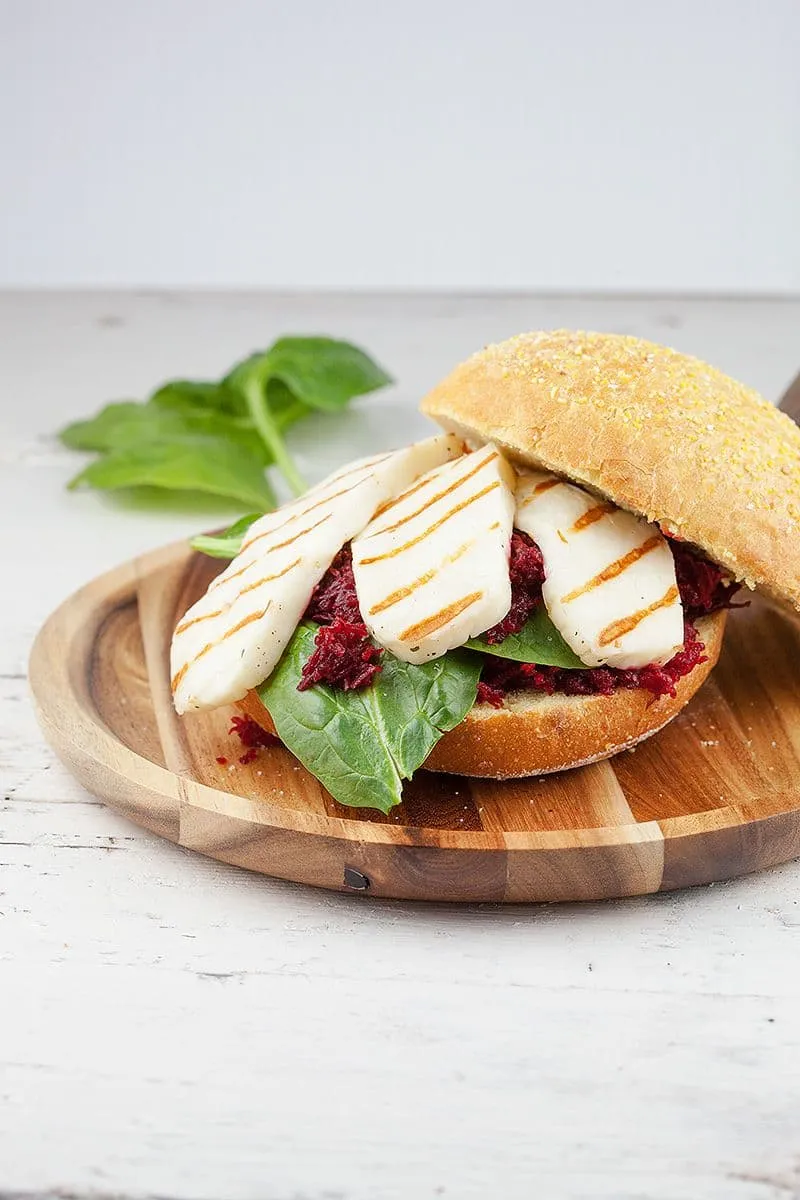 Sandwich met gegrilde halloumi kaas en rode bieten