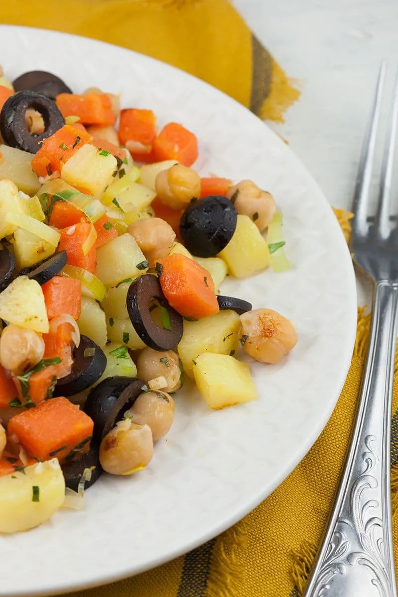 Vegetarisch eenpansgerecht met kikkererwten en groenten