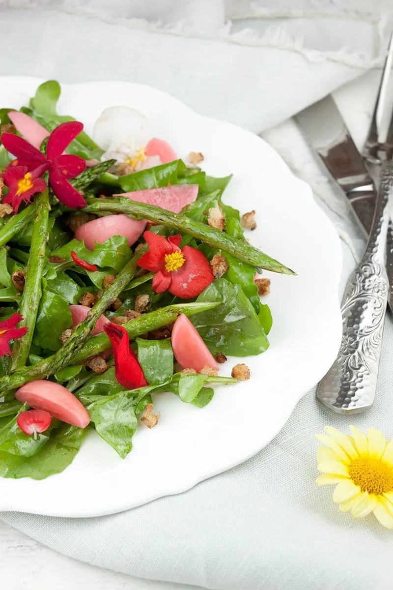 Groene aspergesalade met eetbare bloemen