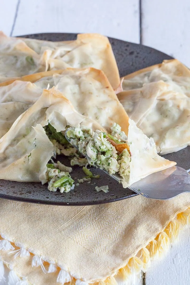 Filodeegpakketjes met kalkoen en radijs pesto