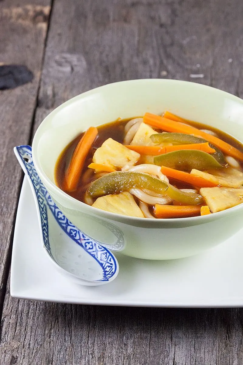Japanse udon noedelsoep met ananas