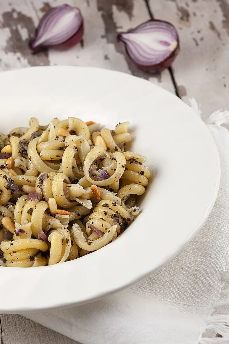Pasta met truffel en rode ui