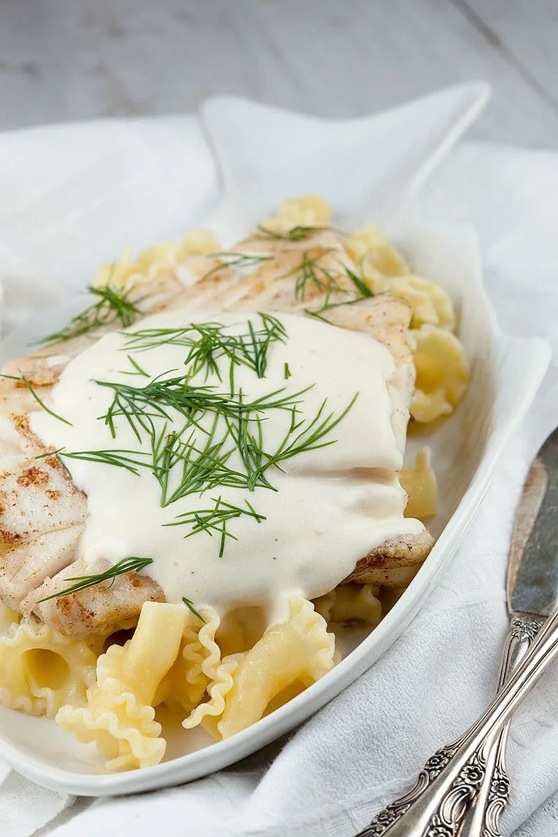 Romige wite wijnsaus met dille