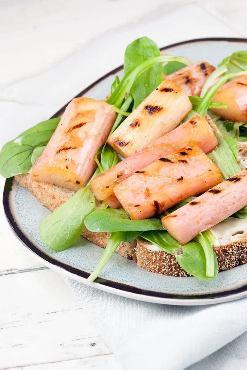 Sandwich met gegrilde rabarber en carre d'ambre