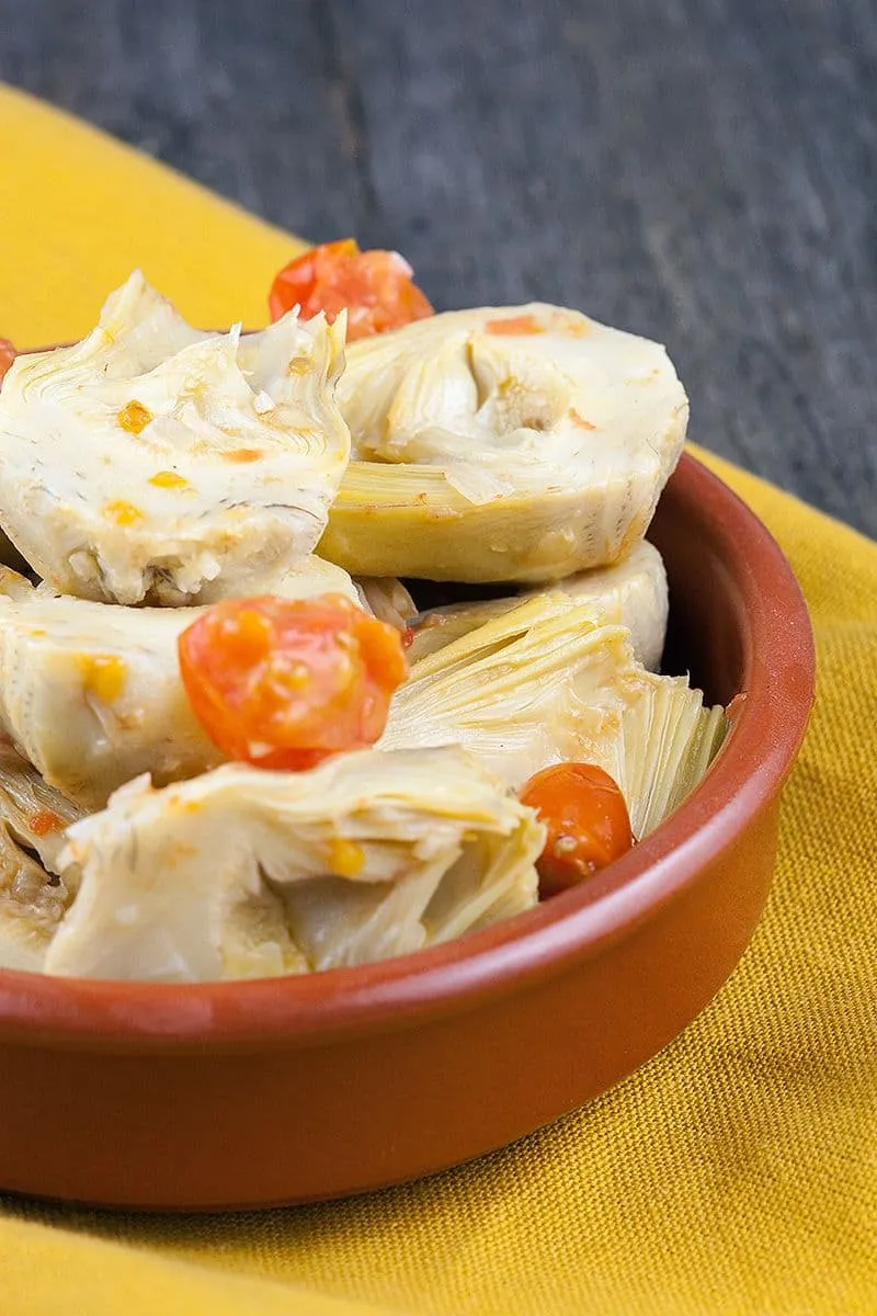 Tapas van artisjokharten en tomaten