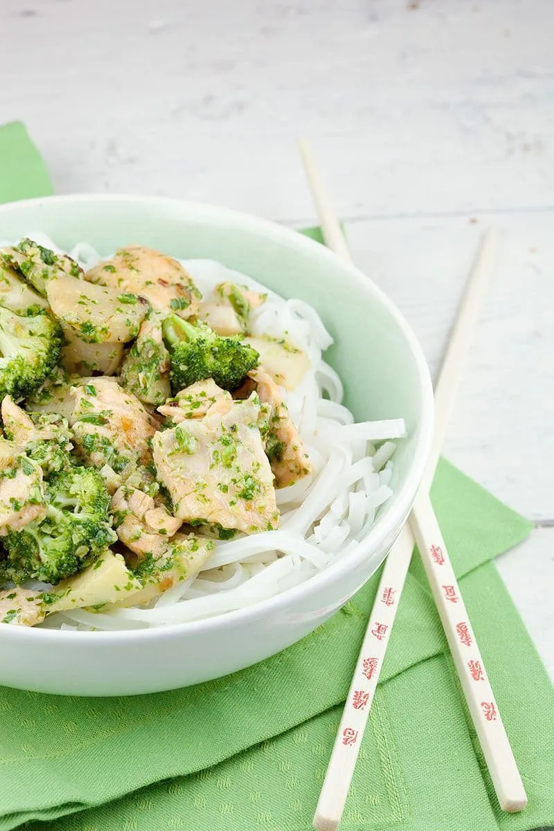 Zalm met rucolapesto en rijstnoedels