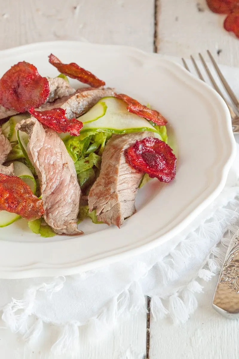 Biefstuk en rode bieten chips salade