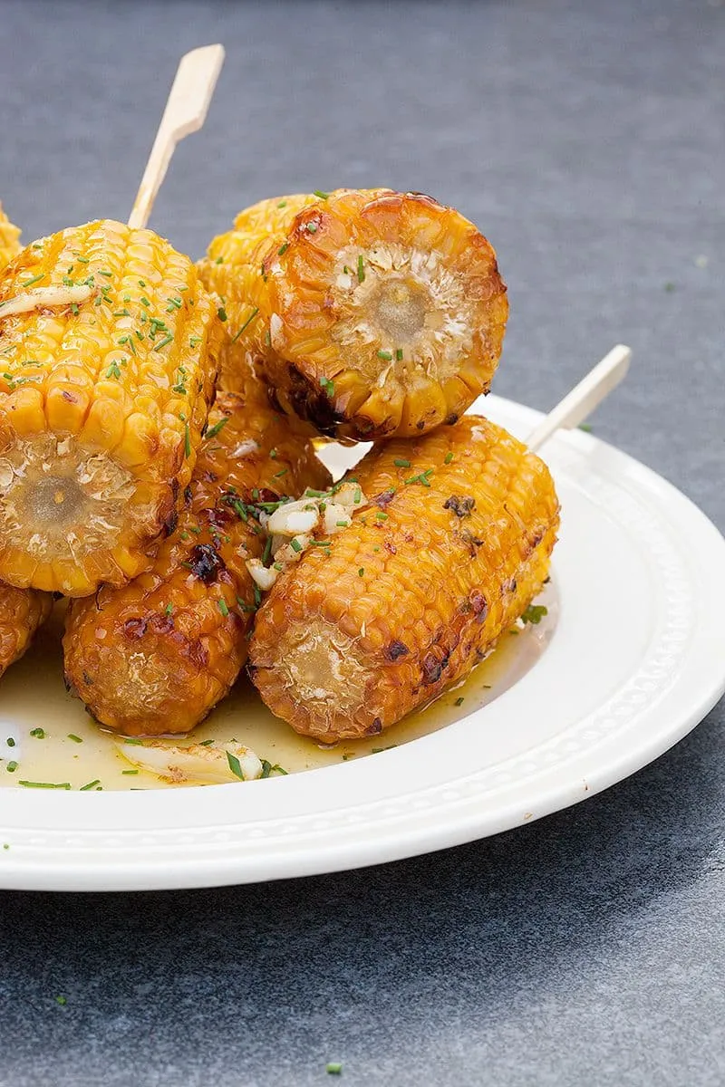 Gegrilde maïskolf van de BBQ met knoflookboter