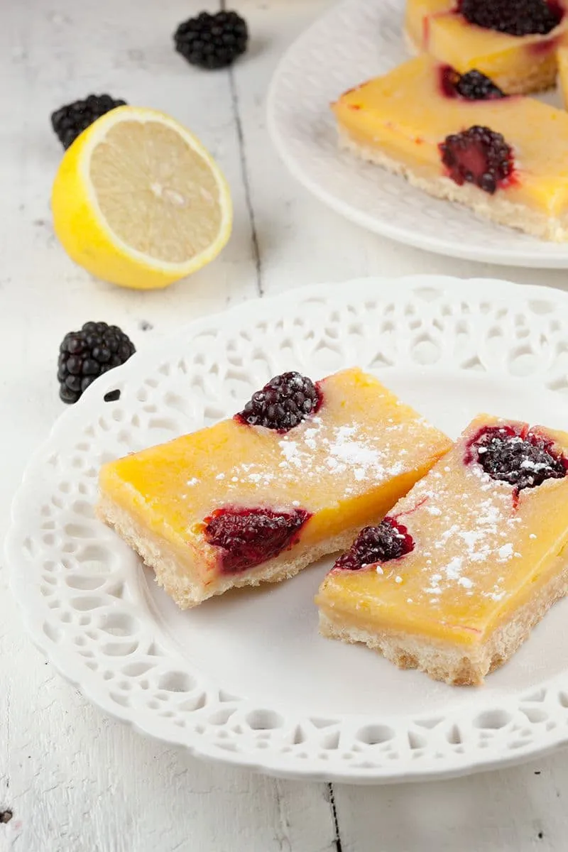 Lemon bars met bramen