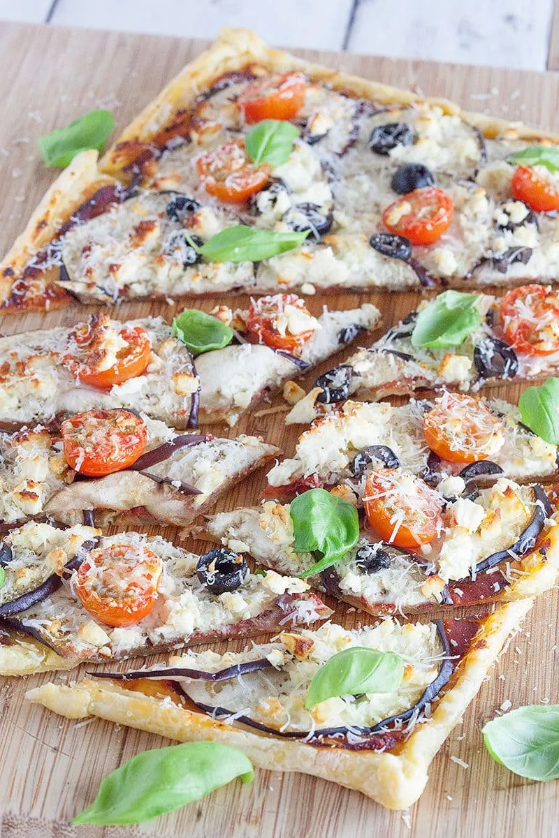 Plaattaart met aubergine en basilicum