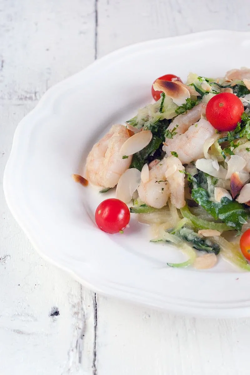 Courgette spaghetti met garnalen en romige bloemkool