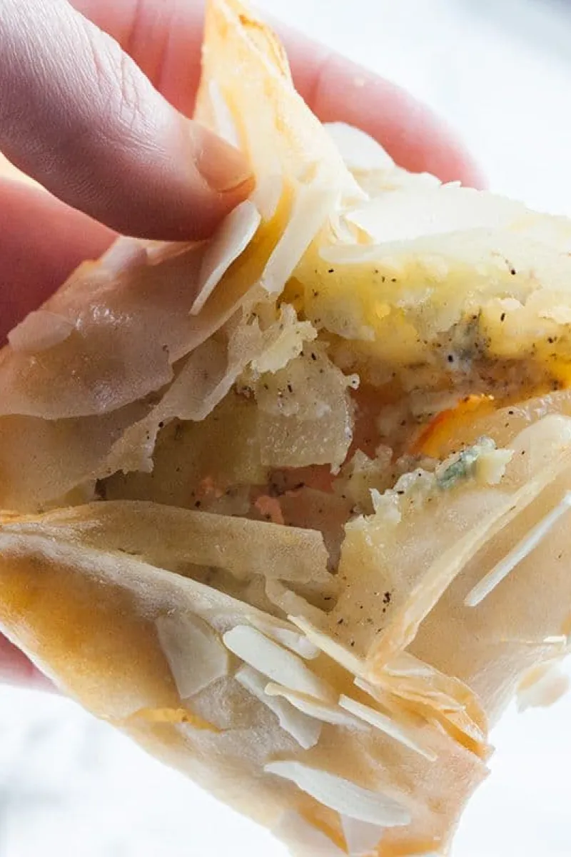 Binnenkant filodeegpakketjes met peer en blauwe kaas