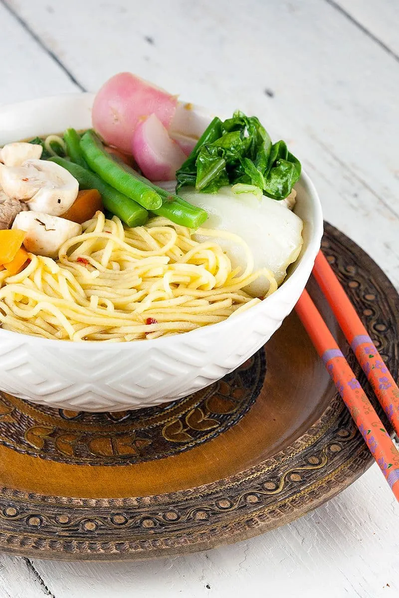 Noedelsoep met biefstuk en paksoi