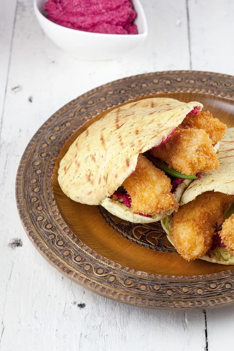 Pita met krokante kip en rode bieten hummus