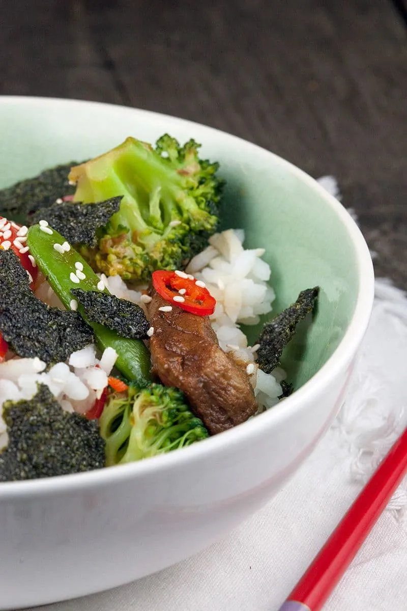 Sushi bowl met bief teriyaki