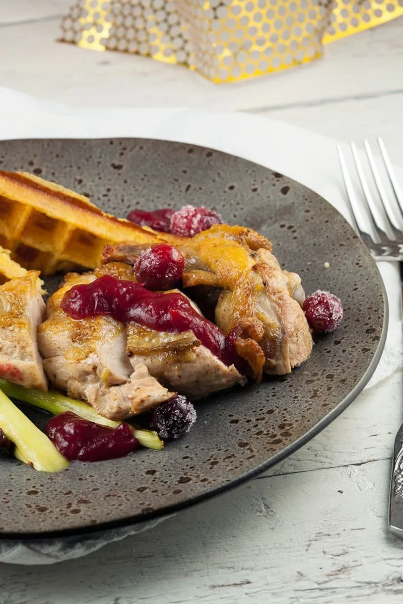 Parelhoen met cranberry's en aardappelwafels