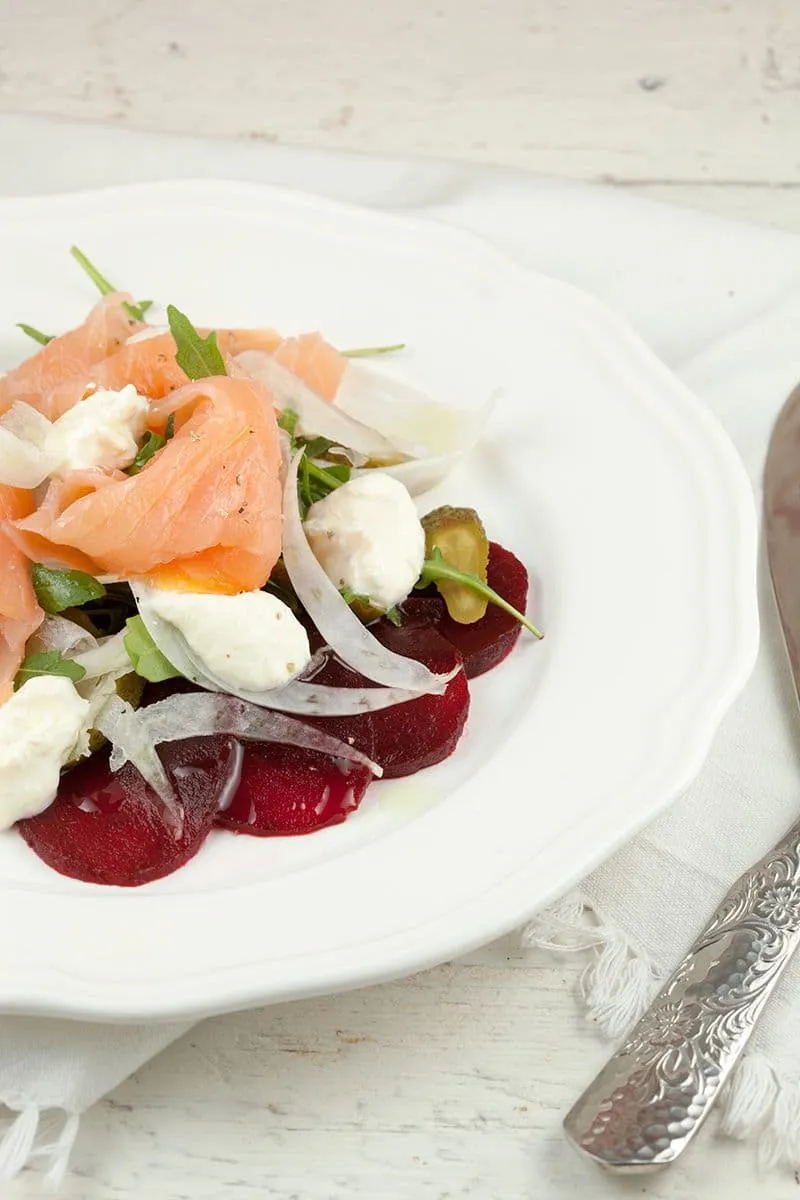 Gerookte zalmsalade met mierikswortel