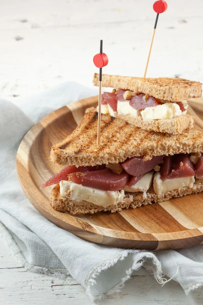 Sandwich met stoofpeertjes