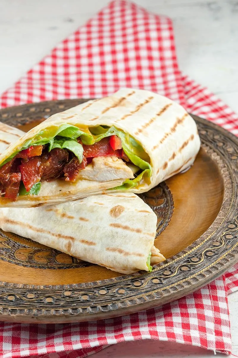 Tortilla met kip en mango