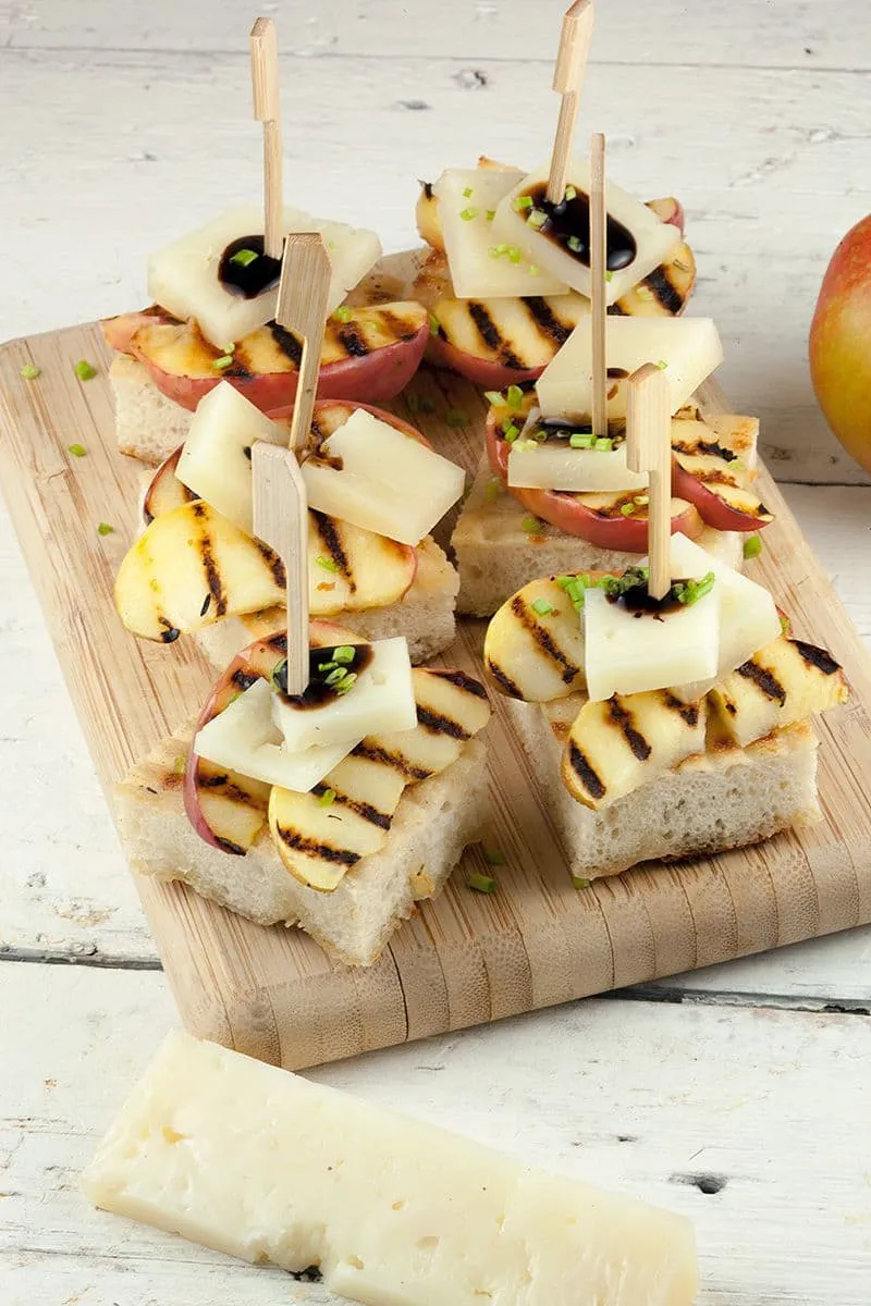 Appel en manchego crostini