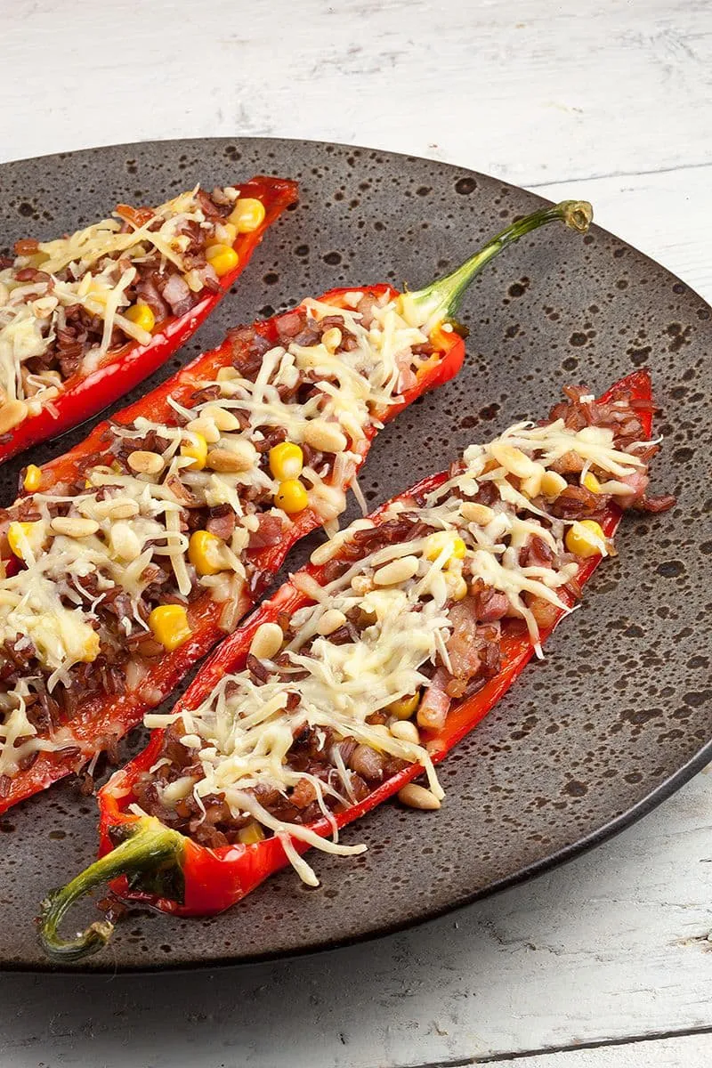 Gevulde puntpaprika's met rode rijst en spekjes