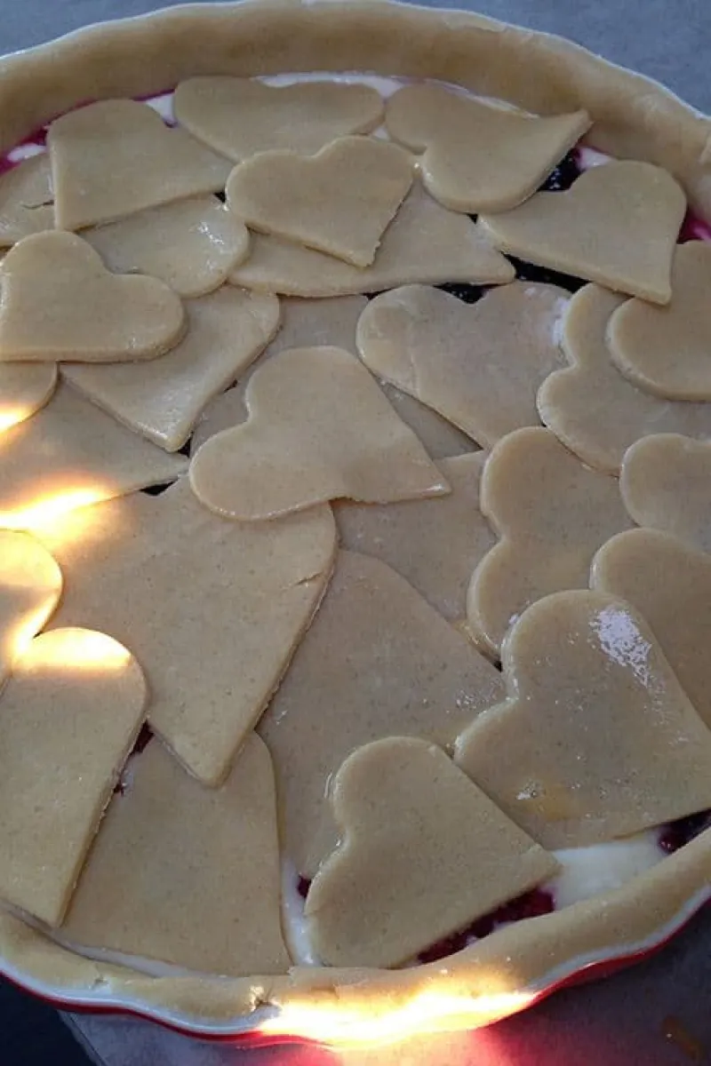 Hartjestopping van de valentijnstaart met rood fruit