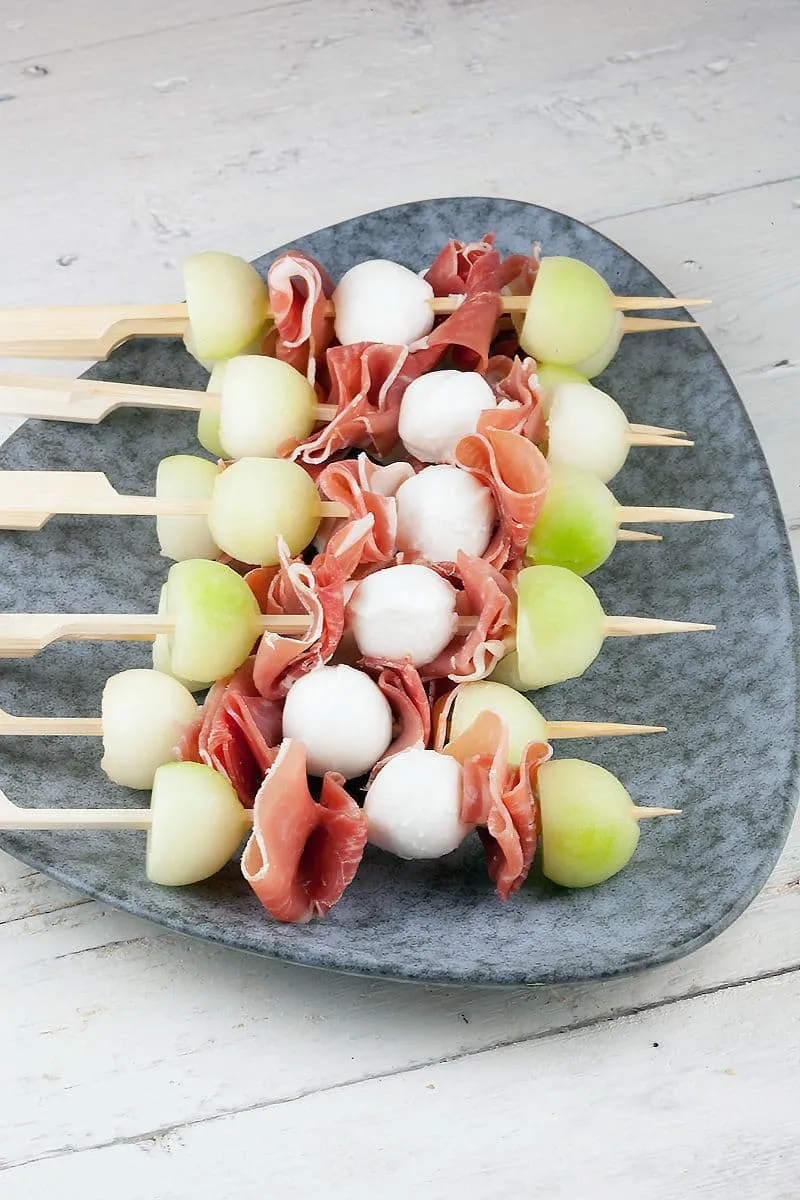 Tapasspiesjes met meloen, mozzarella en ham