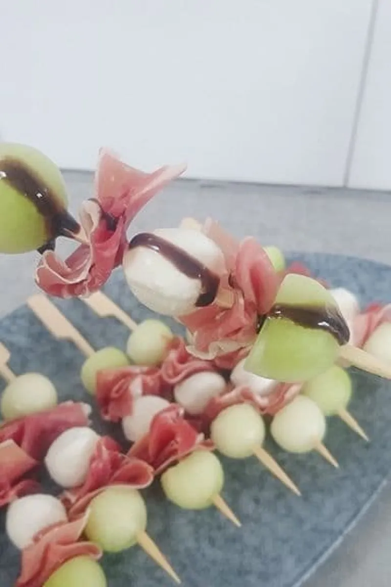 Tapasspiesjes met meloen, mozzarella en ham