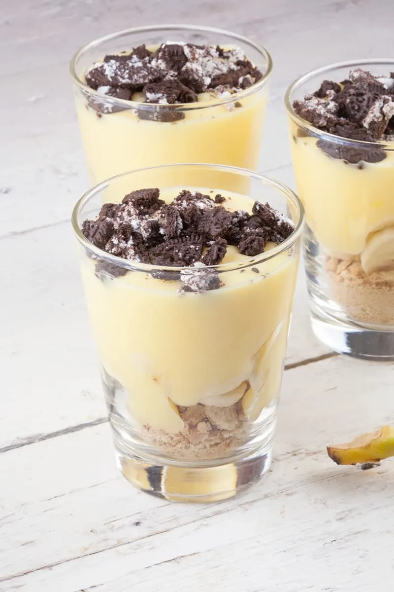 Vanillepudding met banaan en oreo koekjes