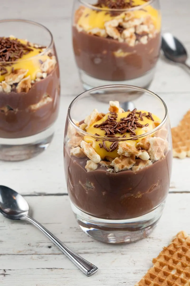 Advocaat toetje met wafels en chocoladevla