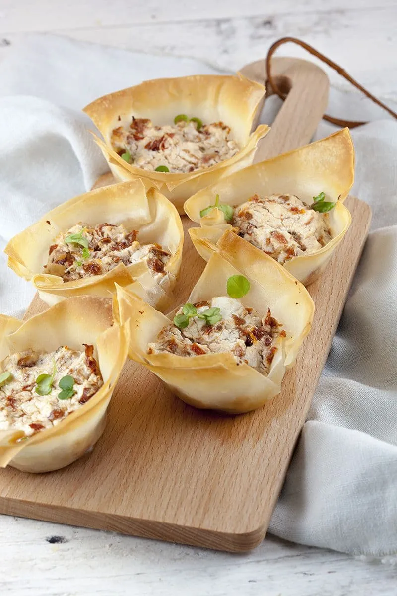 Filodeegbakjes met geitenkaas en spek