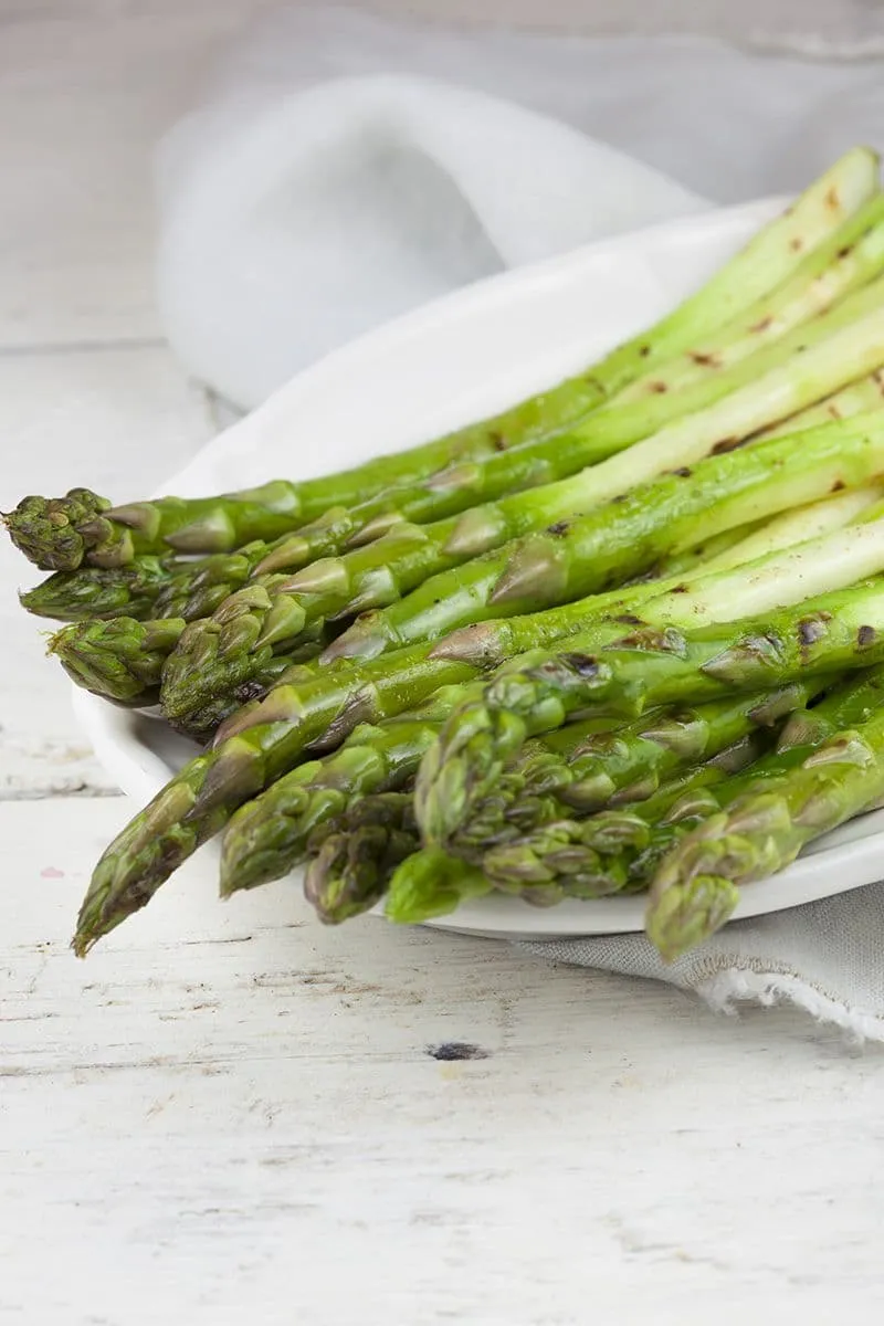 Gegrilde groene asperges