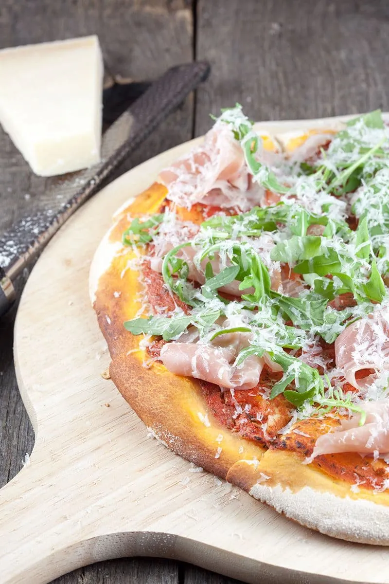 Pizza met serranoham en rucola
